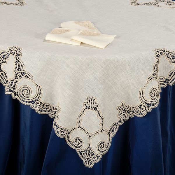 Tovaglietta e sei tovaglioli in bisso di lino cru  - Asta L'Arte della Tavola - Associazione Nazionale - Case d'Asta italiane