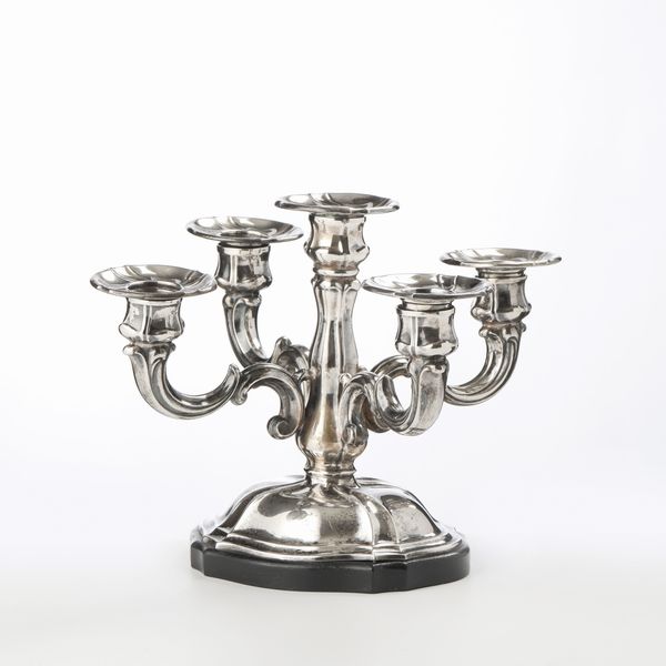 Un candelabro a cinque fiamme in argento  - Asta L'Arte della Tavola - Associazione Nazionale - Case d'Asta italiane