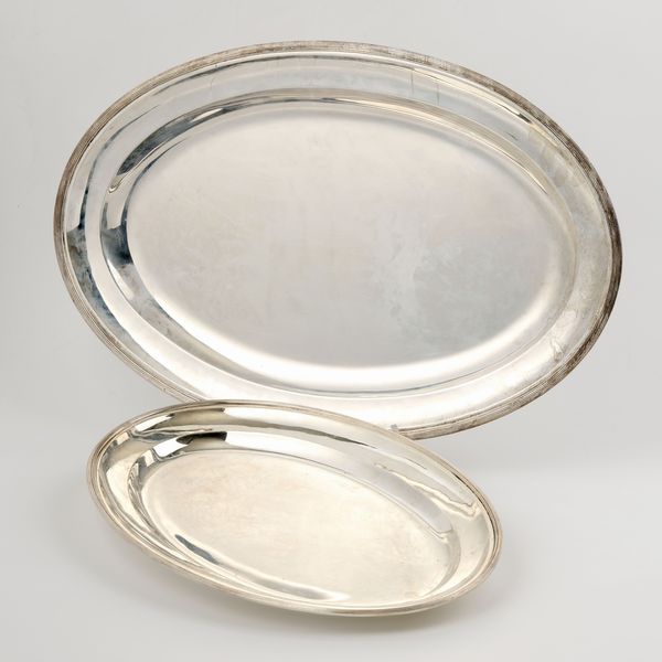 Due vassoi ovali in argento con bordo rialzato  - Asta L'Arte della Tavola - Associazione Nazionale - Case d'Asta italiane