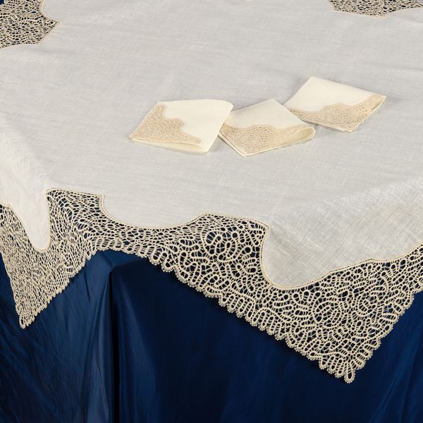 Tovaglietta e sei tovaglioli in bisso di lino cru  - Asta L'Arte della Tavola - Associazione Nazionale - Case d'Asta italiane