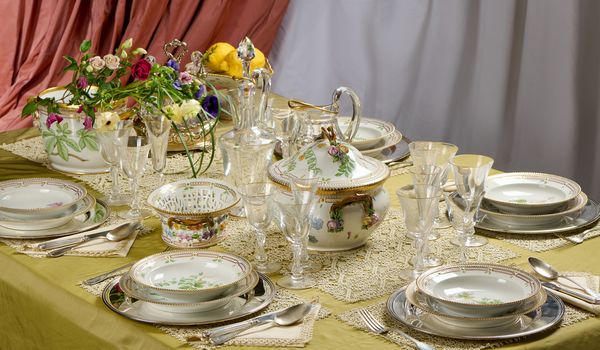 Royal Copenhagen Flora Danica prestigioso servizio da tavola in porcellana policroma e dorata  - Asta L'Arte della Tavola - Associazione Nazionale - Case d'Asta italiane