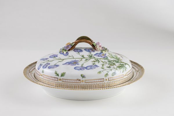 Royal Copenhagen Flora Danica prestigioso servizio da tavola in porcellana policroma e dorata  - Asta L'Arte della Tavola - Associazione Nazionale - Case d'Asta italiane