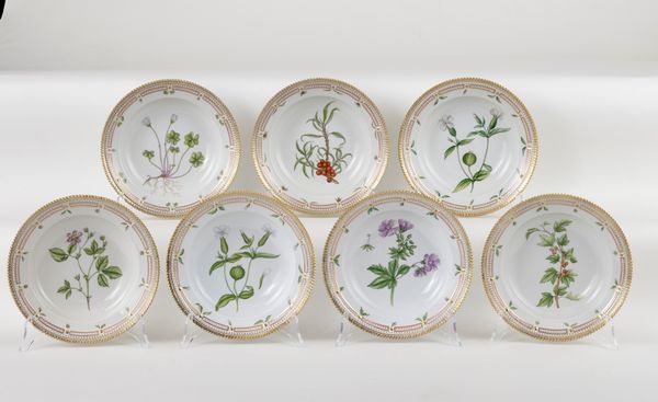 Royal Copenhagen Flora Danica prestigioso servizio da tavola in porcellana policroma e dorata  - Asta L'Arte della Tavola - Associazione Nazionale - Case d'Asta italiane