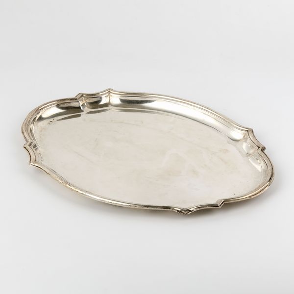 Vassoio ovale in argento con bordo polilobato  - Asta L'Arte della Tavola - Associazione Nazionale - Case d'Asta italiane