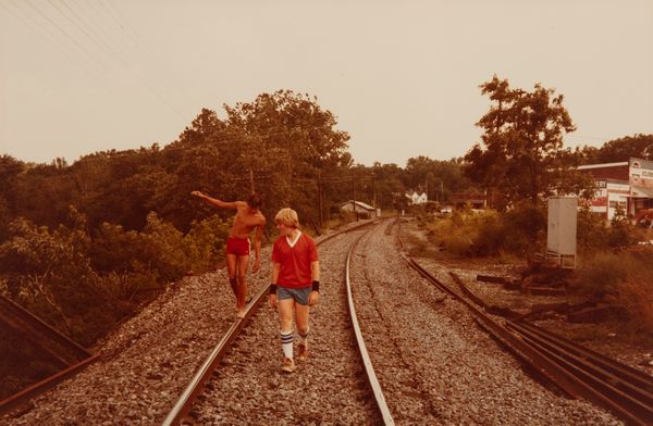 William Eggleston : Senza titolo (Two boys walking on railroad tracks)  - Asta Fotografia - Associazione Nazionale - Case d'Asta italiane