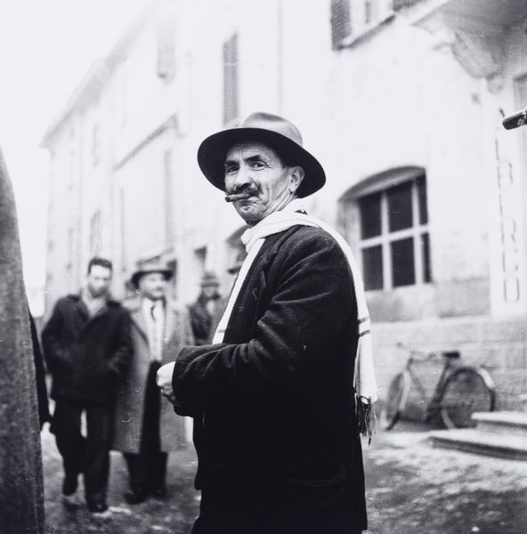 Enrico Pasquali : Senza titolo (Uomo con cappello)  - Asta Fotografia - Associazione Nazionale - Case d'Asta italiane