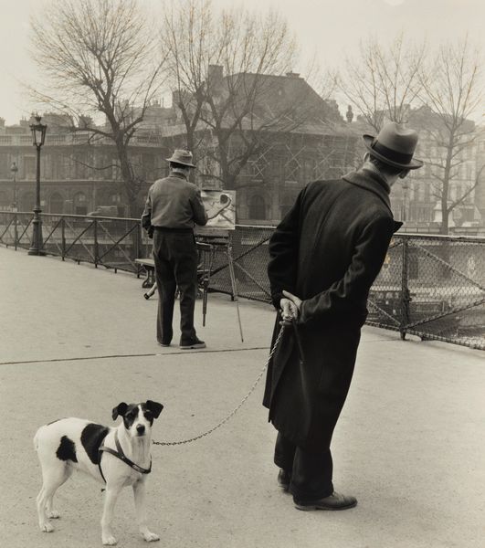 Robert Doisneau : Le Fox-Terrier du Pont des Arts, Paris  - Asta Fotografia - Associazione Nazionale - Case d'Asta italiane