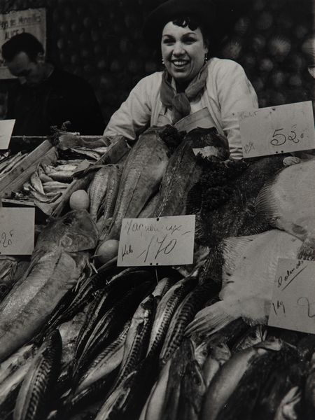 Robert Doisneau : Poissonire, Les Halles Paris  - Asta Fotografia - Associazione Nazionale - Case d'Asta italiane