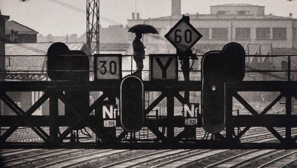 Frank Horvat : Senza titolo (Parigi, ponte sopra la ferrovia)  - Asta Fotografia - Associazione Nazionale - Case d'Asta italiane