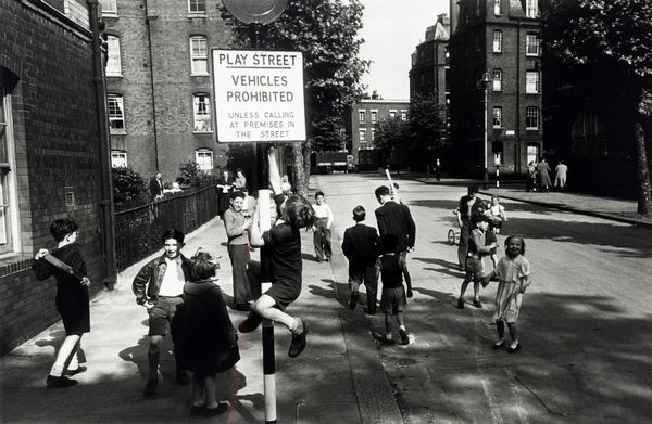 Thurston Hopkins : Children playing in the streets of London  - Asta Fotografia - Associazione Nazionale - Case d'Asta italiane