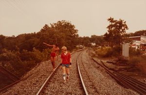 William Eggleston - Senza titolo (Two boys walking on railroad tracks)
