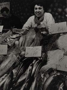 Robert Doisneau - Poissonire, Les Halles Paris