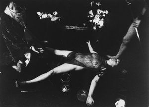 Gianni Berengo Gardin : Messa nera, iniziazione di una strega  - Asta Fotografia - Associazione Nazionale - Case d'Asta italiane