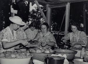 Marion Post Wolcott - Parishoners Peeling Tomatoes for benefit picnic supper at St. Thomas church. Bardstown, KY