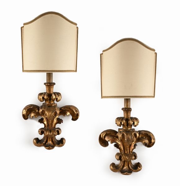 Coppia di appliques in legno scolpito, intagliato e dorato, XVIII secolo  - Asta Collezioni Private - Mobili, Oggetti d'Arte e Dipinti Antichi e del XIX Secolo - Associazione Nazionale - Case d'Asta italiane