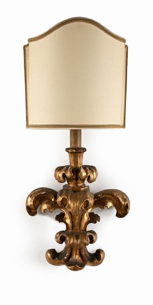 Coppia di appliques in legno scolpito, intagliato e dorato, XVIII secolo  - Asta Collezioni Private - Mobili, Oggetti d'Arte e Dipinti Antichi e del XIX Secolo - Associazione Nazionale - Case d'Asta italiane