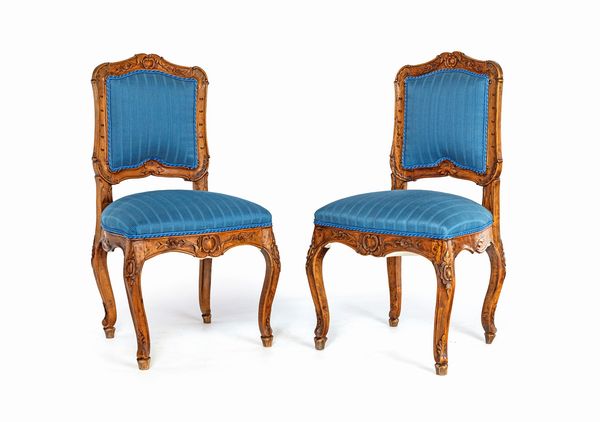 Coppia di sedie in legno intagliato e decapato, XVIII secolo  - Asta Collezioni Private - Mobili, Oggetti d'Arte e Dipinti Antichi e del XIX Secolo - Associazione Nazionale - Case d'Asta italiane