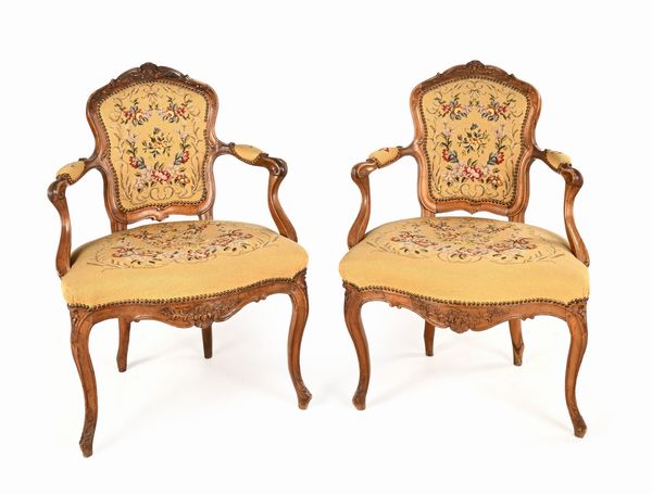 Coppia di poltroncine in noce, Francia, epoca Luigi XV  - Asta Collezioni Private - Mobili, Oggetti d'Arte e Dipinti Antichi e del XIX Secolo - Associazione Nazionale - Case d'Asta italiane