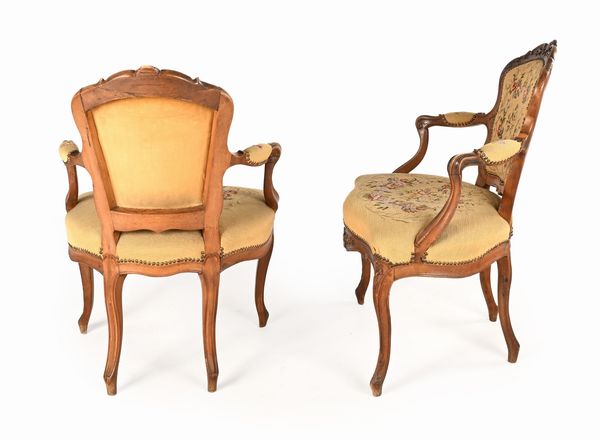 Coppia di poltroncine in noce, Francia, epoca Luigi XV  - Asta Collezioni Private - Mobili, Oggetti d'Arte e Dipinti Antichi e del XIX Secolo - Associazione Nazionale - Case d'Asta italiane