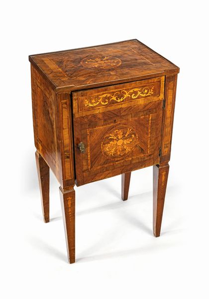 Comodino in legno intarsiato, Lombardia, fine del XVIII/inizi XIX secolo secolo  - Asta Collezioni Private - Mobili, Oggetti d'Arte e Dipinti Antichi e del XIX Secolo - Associazione Nazionale - Case d'Asta italiane