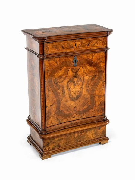 Piccolo credenzino in noce e radica di noce, Lombardia, XVIII secolo  - Asta Collezioni Private - Mobili, Oggetti d'Arte e Dipinti Antichi e del XIX Secolo - Associazione Nazionale - Case d'Asta italiane