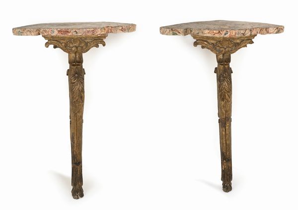 Coppia di piccole console ad angolo in legno dorato, Italia centrale, fine XVIII/inizio XIX secolo  - Asta Collezioni Private - Mobili, Oggetti d'Arte e Dipinti Antichi e del XIX Secolo - Associazione Nazionale - Case d'Asta italiane