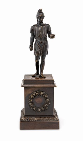 Piccola scultura in bronzo brunito raffigurante un oplita  - Asta Collezioni Private - Mobili, Oggetti d'Arte e Dipinti Antichi e del XIX Secolo - Associazione Nazionale - Case d'Asta italiane