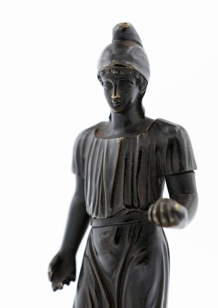 Piccola scultura in bronzo brunito raffigurante un oplita  - Asta Collezioni Private - Mobili, Oggetti d'Arte e Dipinti Antichi e del XIX Secolo - Associazione Nazionale - Case d'Asta italiane