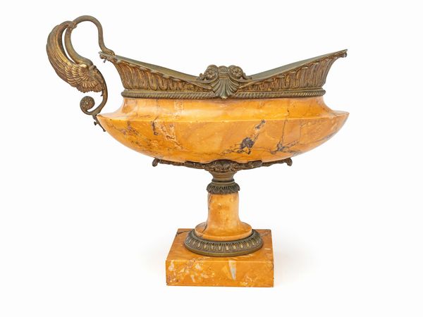 Coppa in marmo giallo di Siena e bronzo dorato, XIX secolo  - Asta Collezioni Private - Mobili, Oggetti d'Arte e Dipinti Antichi e del XIX Secolo - Associazione Nazionale - Case d'Asta italiane