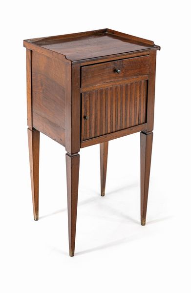 Comodino da centro, Italia meridionale, fine XVIII/inizi XIX secolo  - Asta Collezioni Private - Mobili, Oggetti d'Arte e Dipinti Antichi e del XIX Secolo - Associazione Nazionale - Case d'Asta italiane