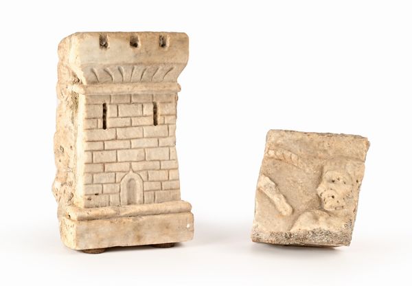 Due frammenti in marmo di gusto antico  - Asta Collezioni Private - Mobili, Oggetti d'Arte e Dipinti Antichi e del XIX Secolo - Associazione Nazionale - Case d'Asta italiane