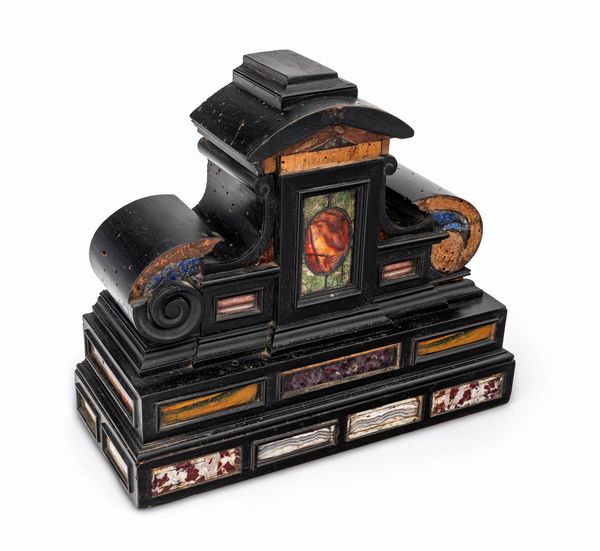 Piedistallo in legno ebanizzato e marmi rari, Botteghe Granducali, XVII secolo  - Asta Collezioni Private - Mobili, Oggetti d'Arte e Dipinti Antichi e del XIX Secolo - Associazione Nazionale - Case d'Asta italiane