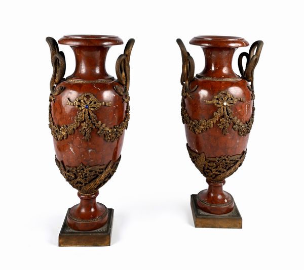 Coppia di vasi neoclassici in marmo rosso con anse in bronzo a forma di serpente, XIX secolo  - Asta Collezioni Private - Mobili, Oggetti d'Arte e Dipinti Antichi e del XIX Secolo - Associazione Nazionale - Case d'Asta italiane