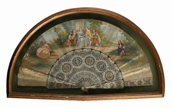Ventaglio in cornice con stecche in madreperla e pagina con dame e musici, XIX secolo  - Asta Collezioni Private - Mobili, Oggetti d'Arte e Dipinti Antichi e del XIX Secolo - Associazione Nazionale - Case d'Asta italiane