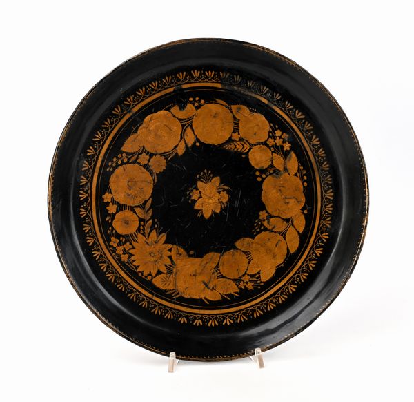 Vassoio circolare in latta dipinta, Inghilterra, XIX secolo  - Asta Collezioni Private - Mobili, Oggetti d'Arte e Dipinti Antichi e del XIX Secolo - Associazione Nazionale - Case d'Asta italiane