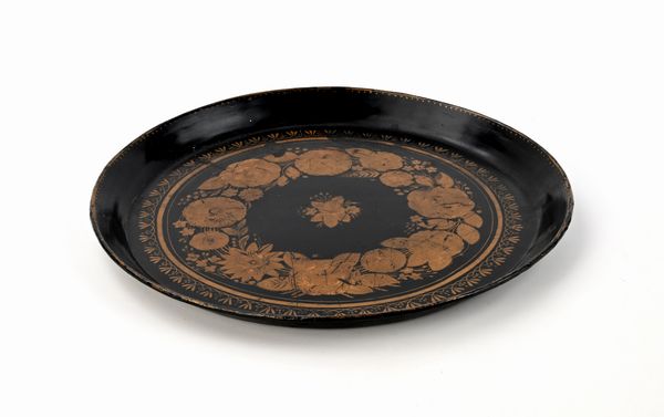 Vassoio circolare in latta dipinta, Inghilterra, XIX secolo  - Asta Collezioni Private - Mobili, Oggetti d'Arte e Dipinti Antichi e del XIX Secolo - Associazione Nazionale - Case d'Asta italiane