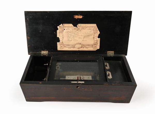 Scatola musicale in palissandro con carillon a cilindro, Francia, XIX secolo  - Asta Collezioni Private - Mobili, Oggetti d'Arte e Dipinti Antichi e del XIX Secolo - Associazione Nazionale - Case d'Asta italiane