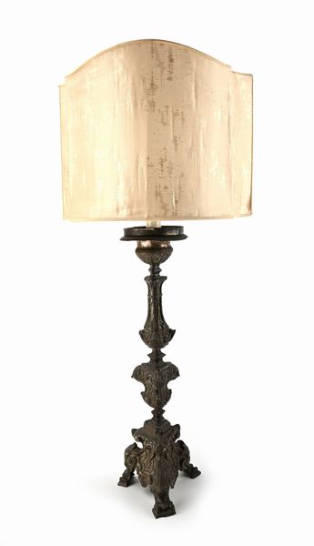 Torciera in legno rivestito di metallo sbalzato a motivi vegetali, XVIII secolo  - Asta Collezioni Private - Mobili, Oggetti d'Arte e Dipinti Antichi e del XIX Secolo - Associazione Nazionale - Case d'Asta italiane