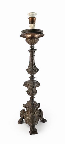 Torciera in legno rivestito di metallo sbalzato a motivi vegetali, XVIII secolo  - Asta Collezioni Private - Mobili, Oggetti d'Arte e Dipinti Antichi e del XIX Secolo - Associazione Nazionale - Case d'Asta italiane