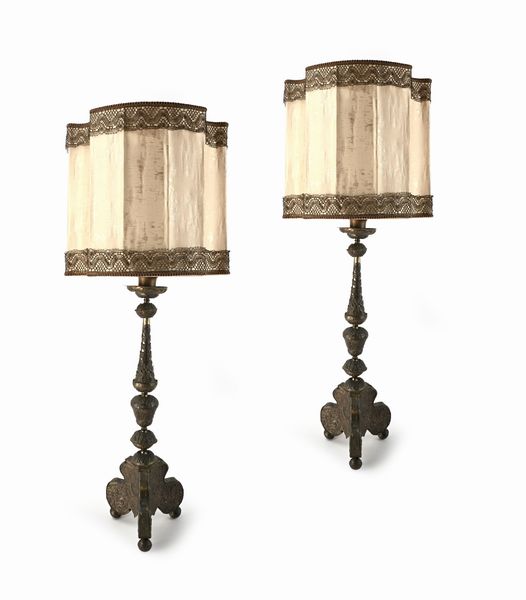 Coppia di torciere rivestite in metallo, XVIII secolo  - Asta Collezioni Private - Mobili, Oggetti d'Arte e Dipinti Antichi e del XIX Secolo - Associazione Nazionale - Case d'Asta italiane