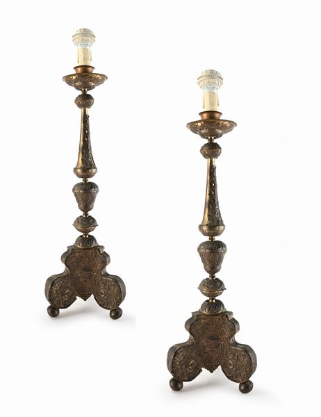 Coppia di torciere rivestite in metallo, XVIII secolo  - Asta Collezioni Private - Mobili, Oggetti d'Arte e Dipinti Antichi e del XIX Secolo - Associazione Nazionale - Case d'Asta italiane