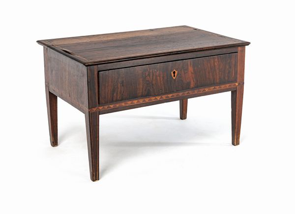 Tavolino basso in noce con intarsi geometrici, Italia meridionale, XVIII secolo  - Asta Collezioni Private - Mobili, Oggetti d'Arte e Dipinti Antichi e del XIX Secolo - Associazione Nazionale - Case d'Asta italiane