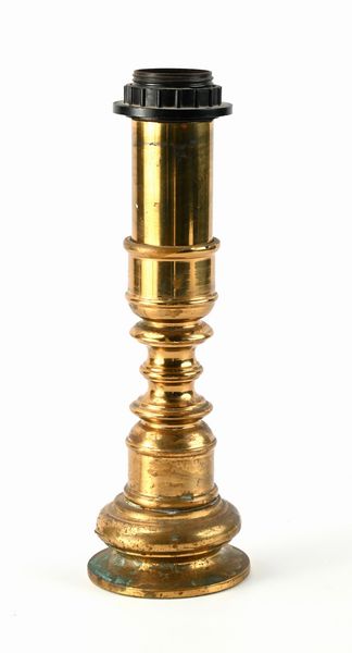 Lampada da tavolo in ottone con ventola paraluce  - Asta Collezioni Private - Mobili, Oggetti d'Arte e Dipinti Antichi e del XIX Secolo - Associazione Nazionale - Case d'Asta italiane