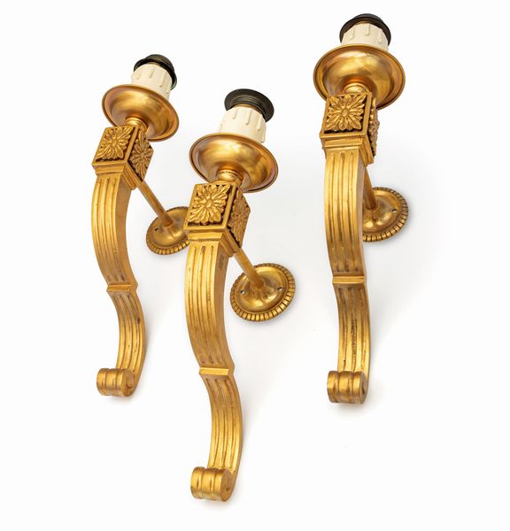 Tre appliques in bronzo dorato ad una luce  - Asta Collezioni Private - Mobili, Oggetti d'Arte e Dipinti Antichi e del XIX Secolo - Associazione Nazionale - Case d'Asta italiane