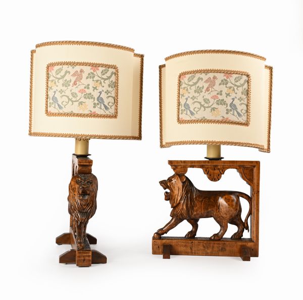 Coppia di lampade da tavolo in legno con figure di leoni  - Asta Collezioni Private - Mobili, Oggetti d'Arte e Dipinti Antichi e del XIX Secolo - Associazione Nazionale - Case d'Asta italiane