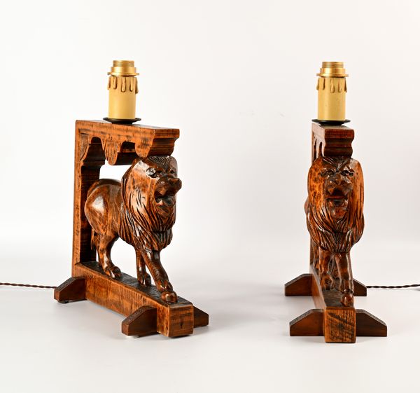 Coppia di lampade da tavolo in legno con figure di leoni  - Asta Collezioni Private - Mobili, Oggetti d'Arte e Dipinti Antichi e del XIX Secolo - Associazione Nazionale - Case d'Asta italiane