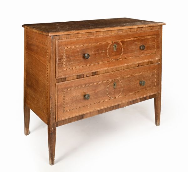 Cassettone in noce con filettature intarsiate, fine del XIX secolo  - Asta Collezioni Private - Mobili, Oggetti d'Arte e Dipinti Antichi e del XIX Secolo - Associazione Nazionale - Case d'Asta italiane