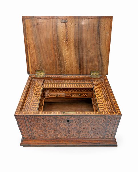 Cassetta in legno intarsiato, XIX secolo  - Asta Collezioni Private - Mobili, Oggetti d'Arte e Dipinti Antichi e del XIX Secolo - Associazione Nazionale - Case d'Asta italiane