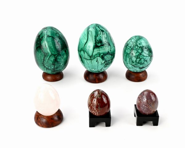 Sei uova diverse (tre di malachite, una di quarzo rosa e due di pietra dura violacea  - Asta Collezioni Private - Mobili, Oggetti d'Arte e Dipinti Antichi e del XIX Secolo - Associazione Nazionale - Case d'Asta italiane
