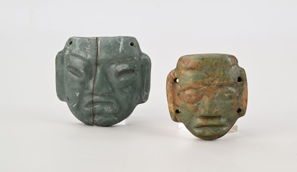 Due pendenti in pietra dura raffiguranti riproduzioni di maschere olmeche, Messico, XX secolo  - Asta Collezioni Private - Mobili, Oggetti d'Arte e Dipinti Antichi e del XIX Secolo - Associazione Nazionale - Case d'Asta italiane